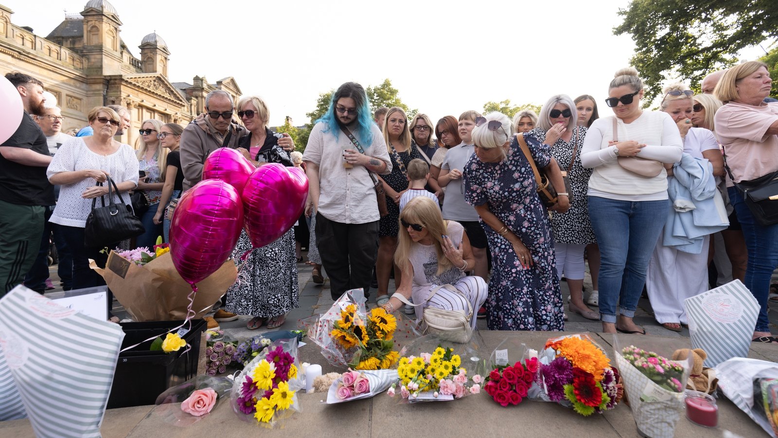 Vigília realizada em tributo a três meninas mortas em ataque no Reino Unido