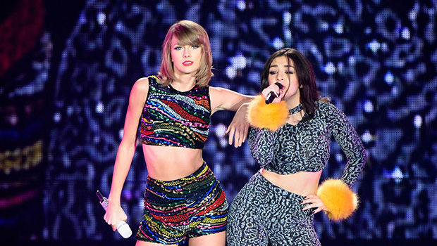 Charli XCX Interrompe Cântico Anti-Taylor Swift de Fãs: ‘Por Favor, Parem