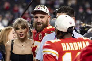 Travis Kelce revela como o efeito Taylor Swift ajudou a expandir seu negócio de podcast de anúncios de comida para cachorros para poder escolher os patrocinadores que deseja