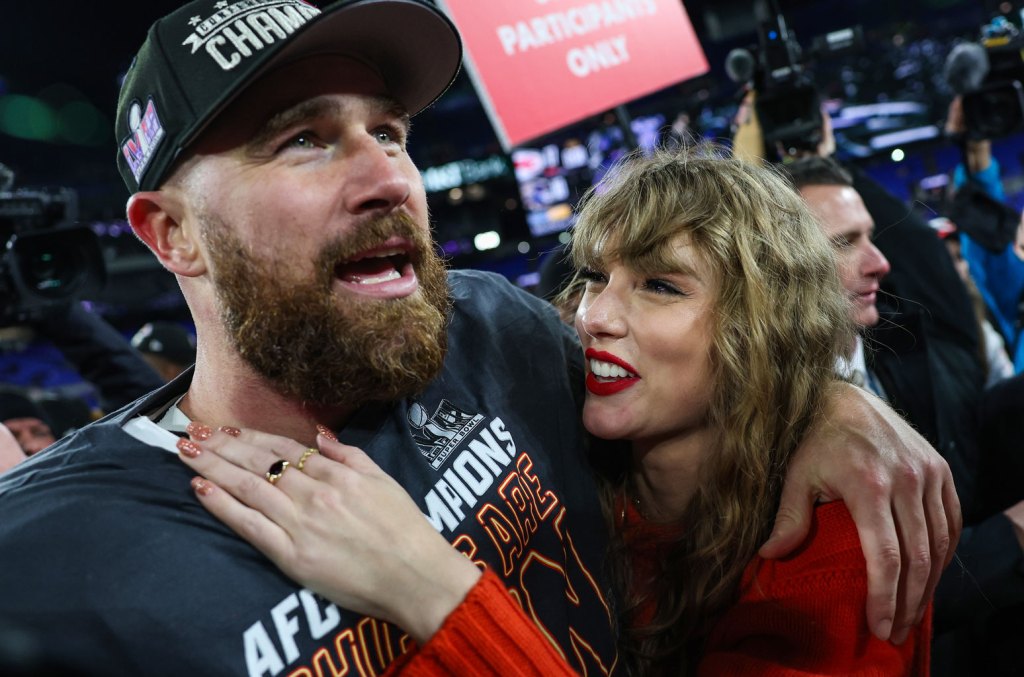 Taylor Swift não conseguiu comparecer à cerimônia do anel do Super Bowl de Travis Kelce, mas ela ficou acordada até tarde para assistir no IG: ‘VAMOS LÁ