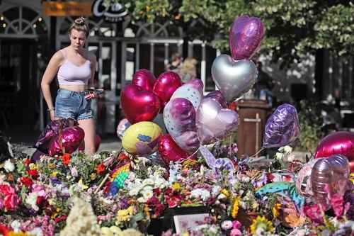 Assistentes ao funeral de menina swiftie pedem fim aos distúrbios no Reino Unido