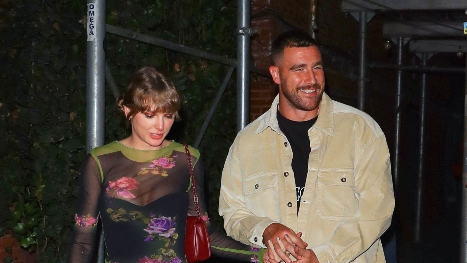 Travis Kelce mima a namorada Taylor Swift durante as compras!