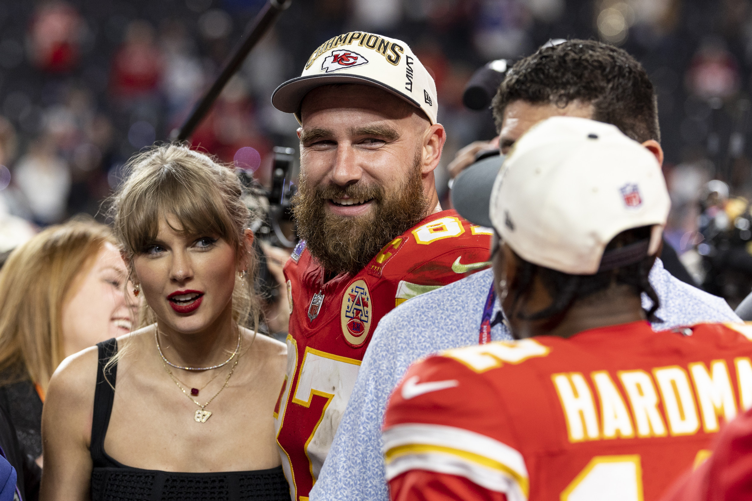 Fãs de Taylor Swift estão perdendo a cabeça com o toque de telefone louco de Travis Kelce