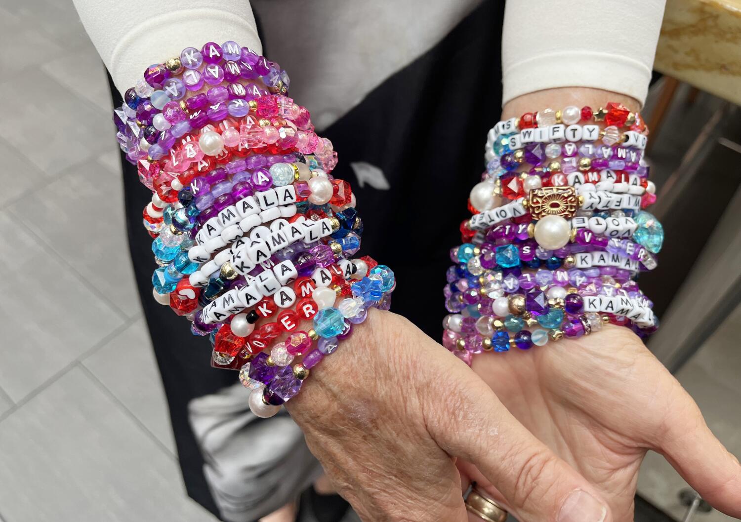 Ela fez 1000 pulseiras ‘Taylor Swift’ e ‘Kamala’ para seus colegas delegados do DNC