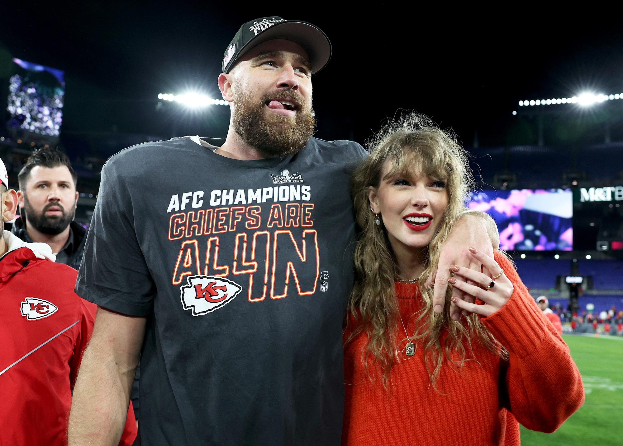 Travis Kelce chama de ‘Destino’ jovem Swiftie que pegou sua luva no Treinamento de Campo