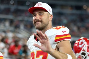 Travis Kelce fecha lucrativo contrato de podcast de $100 milhões com a Amazon, valendo mais do que seu contrato de futebol