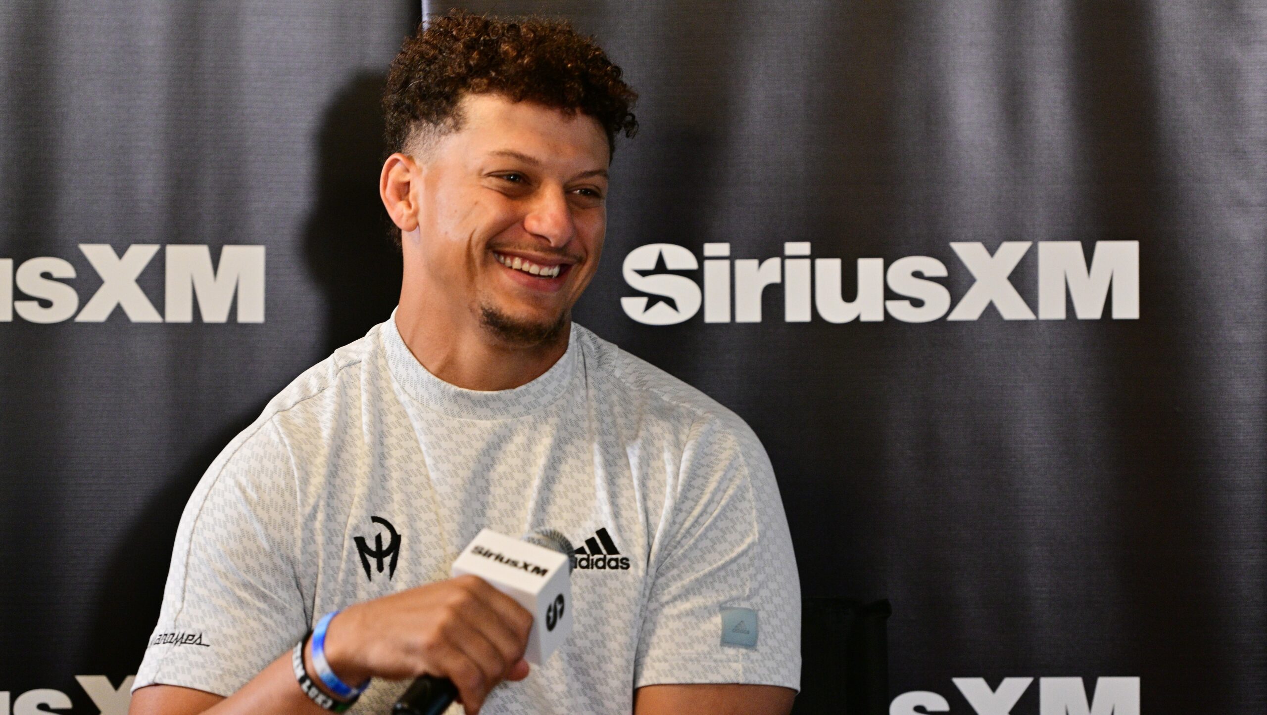 Patrick Mahomes Revela que Taylor Swift está ‘Realmente Interessada’ em Futebol