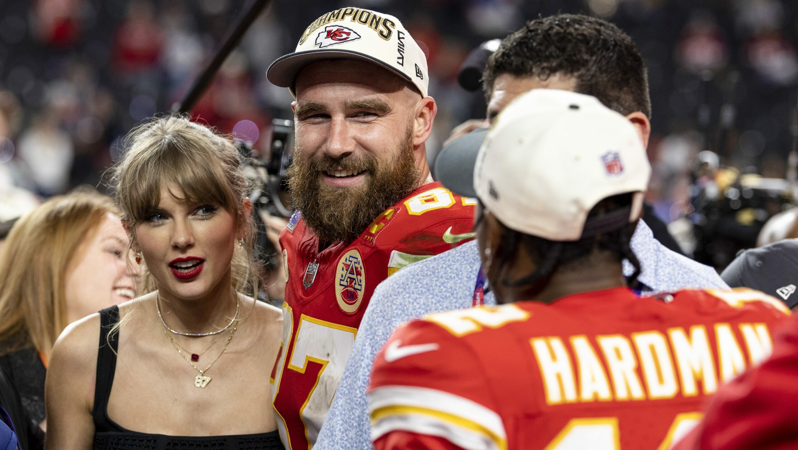 Travis Kelce Revela que Taylor Swift Elabora Jogadas de Futebol Americano para Ele: ‘Ela é um Pouco Parcial