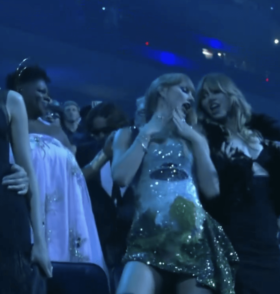 Taylor Swift dança como se ninguém estivesse vendo durante a apresentação de Katy Perry no VMA 2024