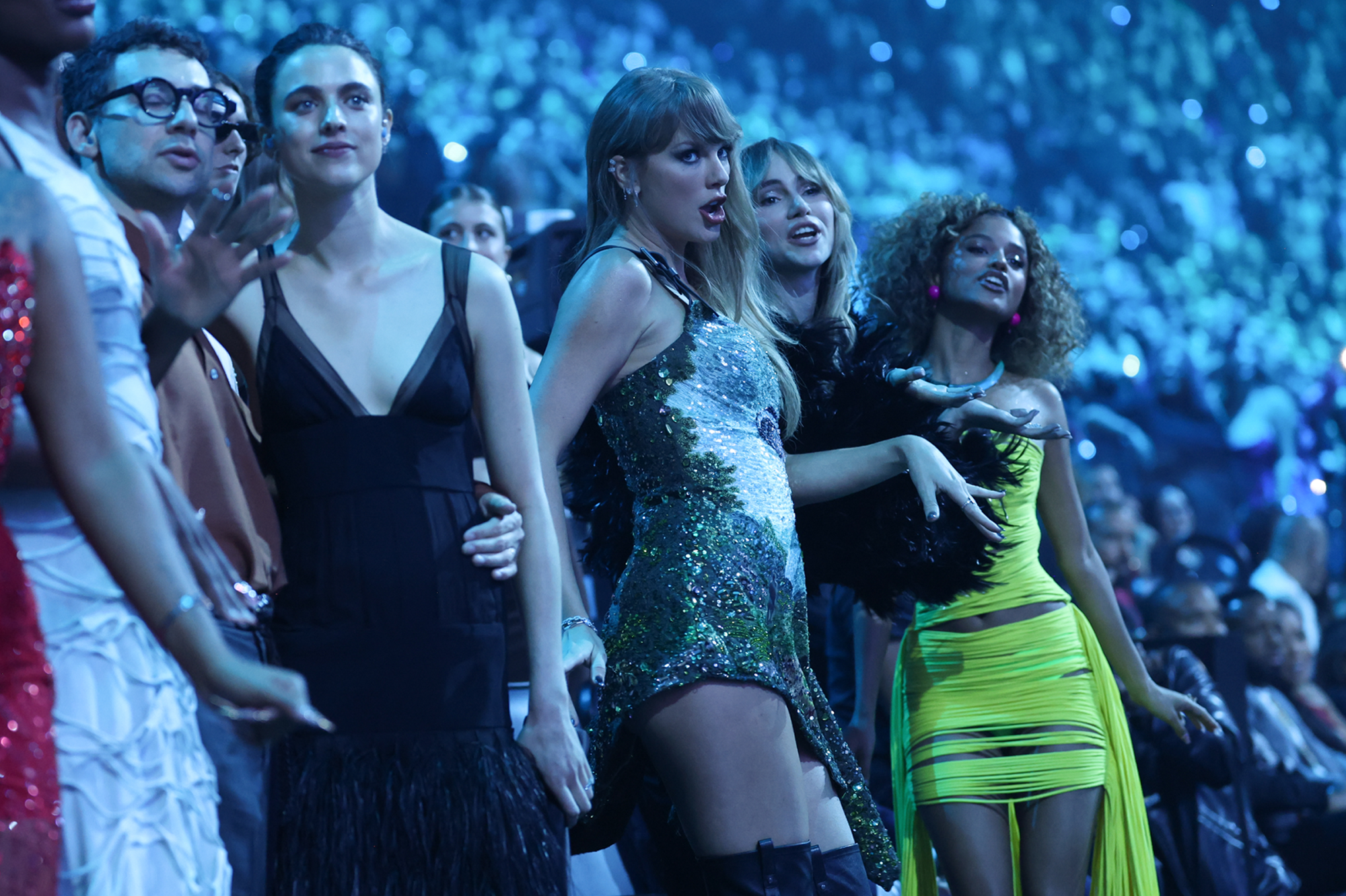 Taylor Swift dança com Suki Waterhouse durante a apresentação de Katy Perry no VMA 2024