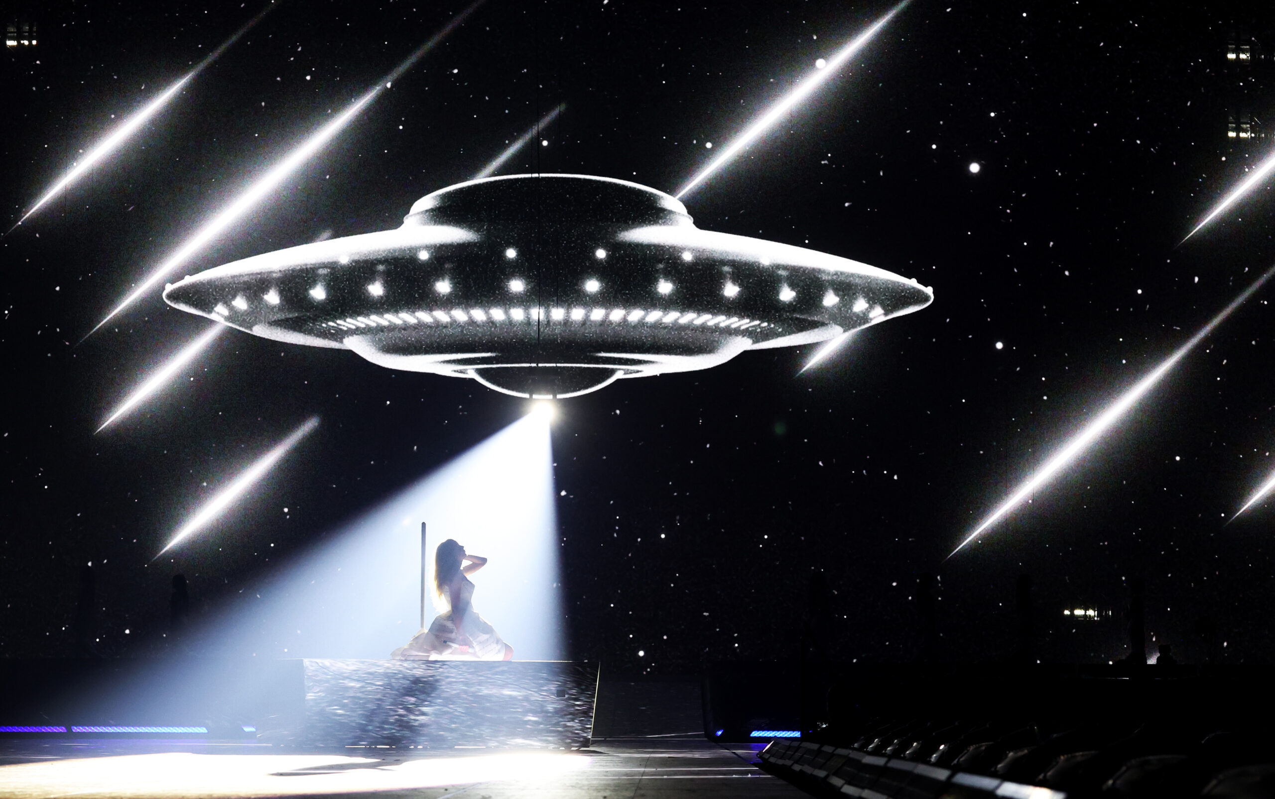 Taylor Swift troca corpete xadrez por vestido brilhante de UFO no VMAs 2024