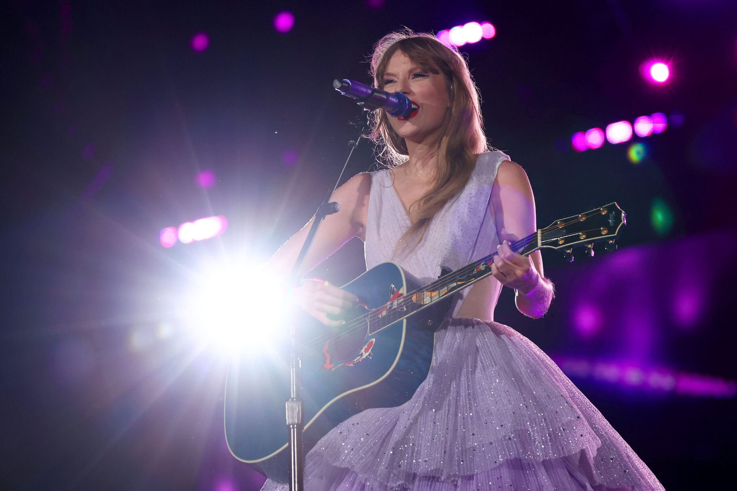 O DNC está usando os shows da turnê Miami Eras de Taylor Swift para um grande impulso de eleitores