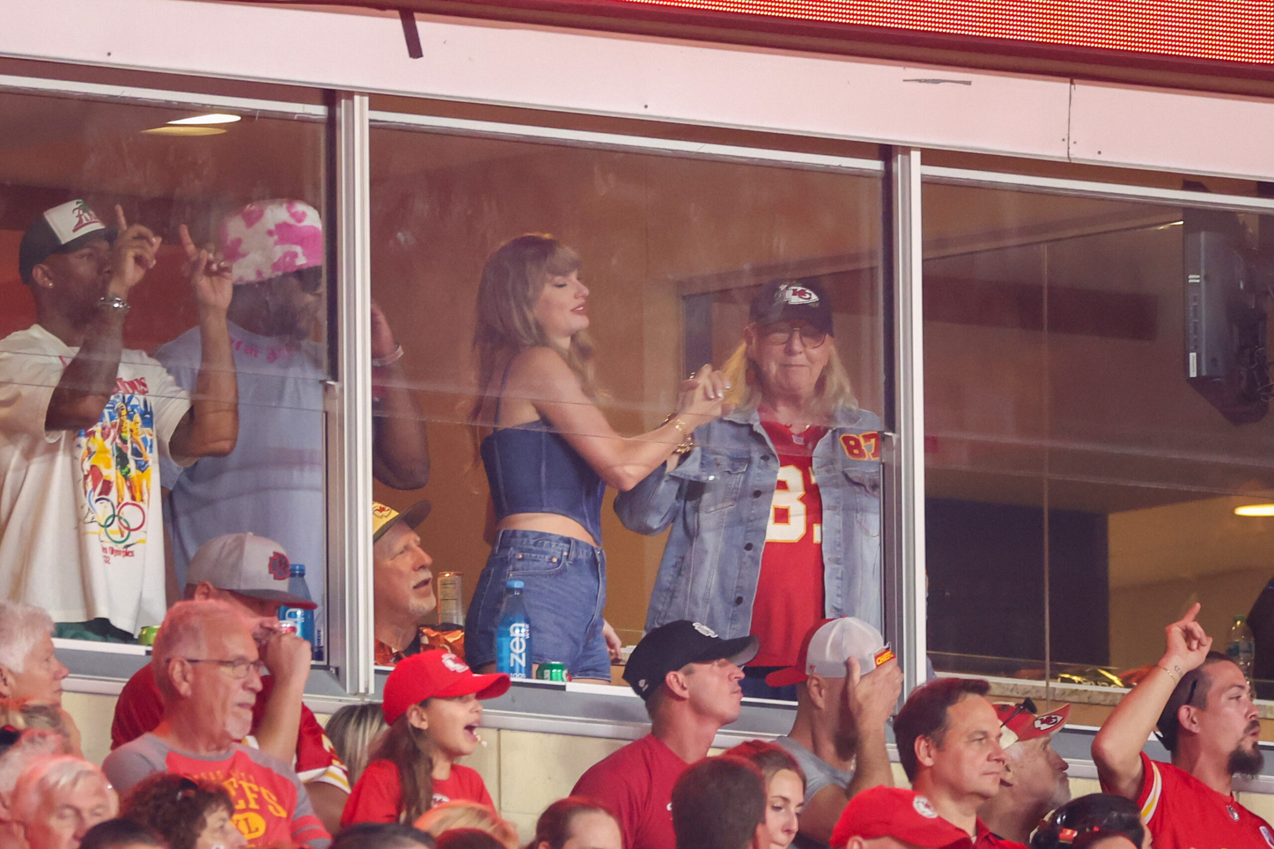 Artista Que Bordou o Chapéu de Donna Kelce Codificado com Taylor Swift se Torna Viral