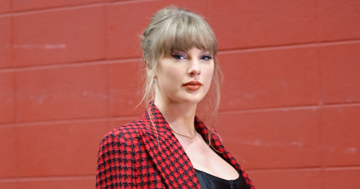 Taylor Swift chega com estilo para o jogo entre Chiefs-Broncos no Arrowhead Stadium