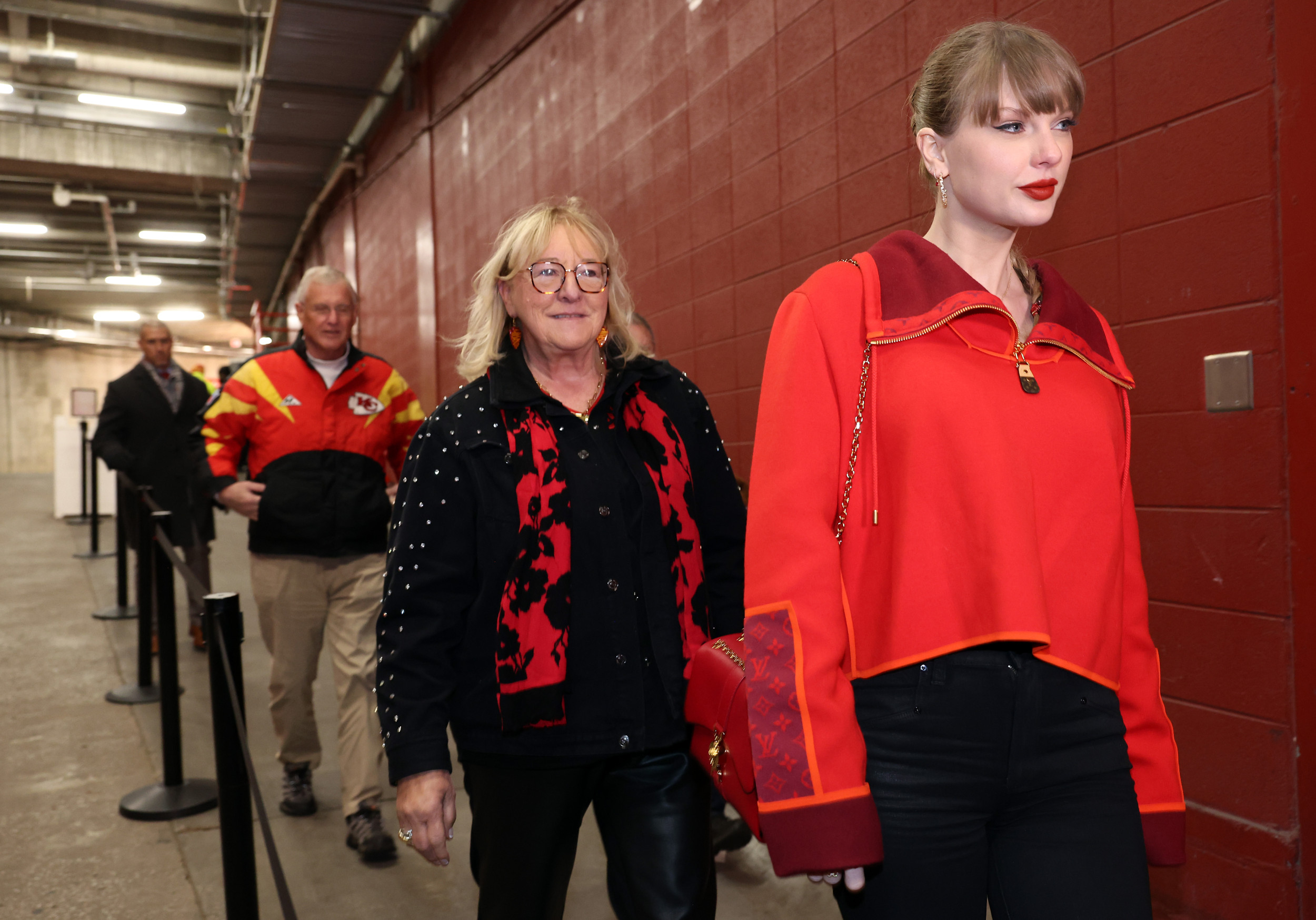 Taylor Swift Chega ao Jogo dos Kansas City Chiefs com um Bling Especial Relacionado a Kelce