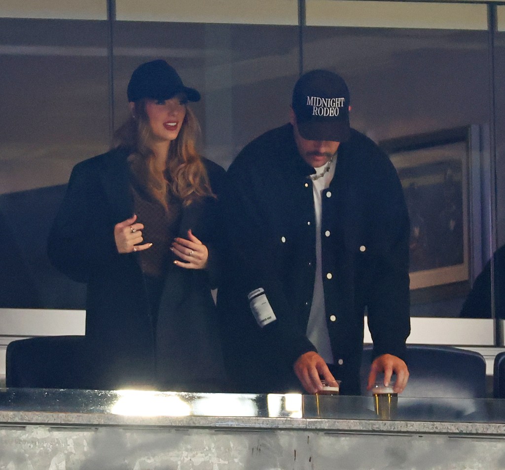 Taylor Swift e Travis Kelce mantêm trajes neutros no Jogo 1 da ALCS entre Yankees-Guardians