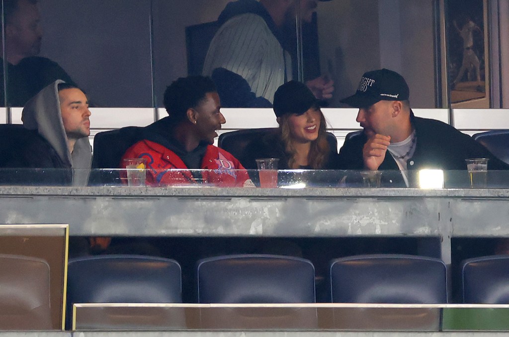 Taylor Swift & Travis Kelce Usam Bonés de Beisebol Pretos no Jogo 1 Entre o New York Yankees & Cleveland Guardians